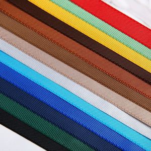 Cordon plat élastique en polyester luxueux personnalisé avec extrémités en silicone et cordon de serrage avec embout en TPU injecté - Product Image 3