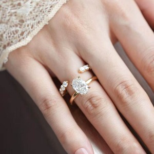 Bague solitaire minimaliste en or jaune massif 18 carats avec diamant de laboratoire taille ovale, quatre griffes, pour femme - Product Image 1