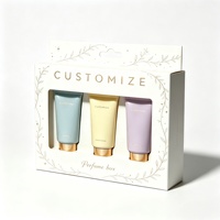 Boîte de parfum blanche de luxe avec logo personnalisé, fenêtre et motif de vigne dorée, boîte de présentation en carton rigide pour 3 échantillons