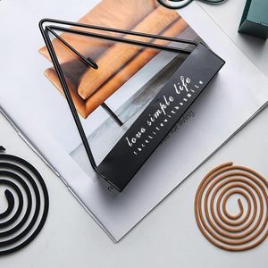 Sedie Impilabili in Plastica Bianche con Schienale Basso e Braccioli con Motivo a Diamante per Uso Interno ed Esterno 57x61.5x79 Cm - Product Image 5