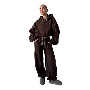 Ensemble de survêtement deux pièces pour femme, marron foncé, avec accent de passepoil, veste à capuche zippée intégrale épaisse et pantalon de survêtement large assorti - Product Image 1