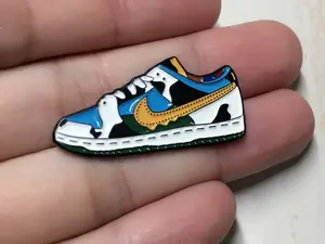 Kustom Klasik Sneakers Enamel Pin Sepatu Olahraga Pins Set Lencana Sneaker Pecinta Kerah Pin