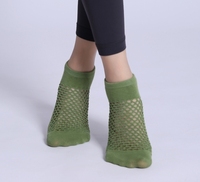 Vente en gros de chaussettes de yoga antidérapantes en maille pour femmes chaussettes de cheville antidérapantes pour la gymnastique chaussettes de pilates évidées avec logo personnalisé