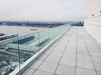 Barandilla de Vidrio con Canal en U de Aluminio Plateado Anodizado de Montaje Superior Moderno para Balcón, Escalera, Terraza y Exterior, con Balaustrada y Pasamanos