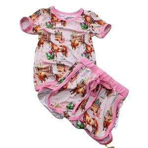 Set di Abbigliamento Casual per Bambini con Stampa Personalizzata di Fragole, in Morbido Tessuto di Bambù Lavorato a Maglia, Traspirante, con Maglietta a Maniche Corte e Pantaloncini - Product Image 3