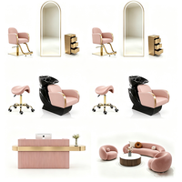 Ensemble de mobilier de salon rose au design moderne, comprenant un comptoir de réception de barbier, un chariot, un miroir, une chaise de barbier et un fauteuil de lavage.