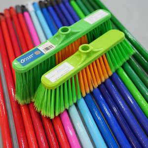 Balai de nettoyage en plastique personnalisé pour sols, manche long en bois, balai <span class=keywords><strong>fantaisie</strong></span> avec manche, idéal pour l'intérieur - Vente en gros - Product Image 6
