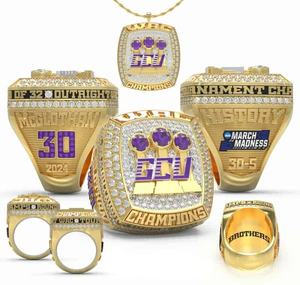 Anillo de Baloncesto y Fútbol Americano Tradicional Personalizado en Oro Rosa y Platino, con Cristales y Diamantes de Imitación - Product Image 3