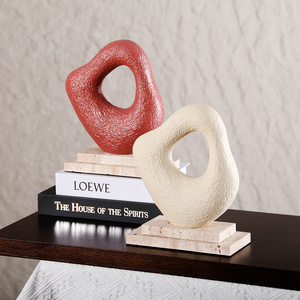Escultura decorativa de resina minimalista Kimdecor, objetos decorativos abstractos para sala de estar, diseño de interiores y proyectos de hoteles - Product Image 1