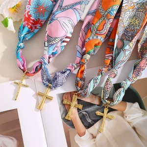 Kalung Syal Sutra Wanita Asu Trendy Bermotif Warna-warni dengan Liontin Salib Emas - Product Image 3