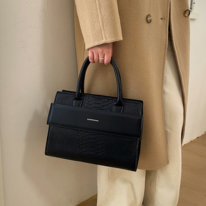 Pochette structurée noire à motif <span class=keywords><strong>crocodile</strong></span> pour femme, sac bandoulière convertible, souple, imperméable, échantillon personnalisé rapide, vente en gros - Product Image 2