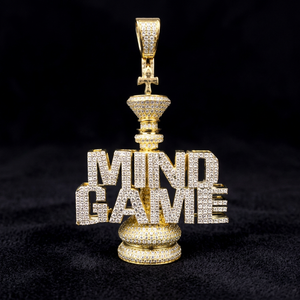 Pendentif Roi d'échecs en Moissanite plaqué or, entièrement serti de pierres, avec breloque lettre 'Mind Game' - Product Image 1