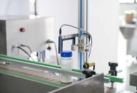Machine de remplissage automatique de poudre, d'encapsulage de collagène et de scellage de sachets