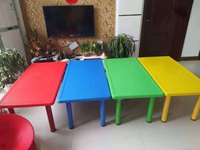 Table d'activités ronde verte robuste pour enfants, ensemble de bureau d'étude en plastique durable pour garderie et mobilier de crèche