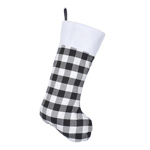 2025 nouvelles chaussettes pour animaux de compagnie de Noël à carreaux transfrontaliers chaussures pour animaux de compagnie et sacs cadeaux pour les décorations de Noël - Product Image 4
