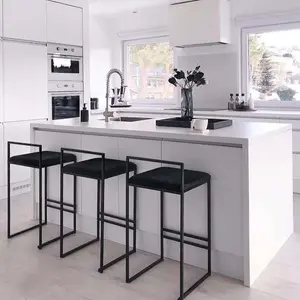 家庭厨房现代塑料黑色吧凳，带金属腿和脚凳早餐高座位和小酒馆椅子