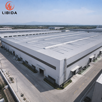 Entrepôt préfabriqué en structure métallique, grande portée, résistant au vent et à la neige, pour le stockage logistique de marchandises industrielles