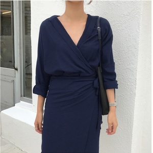 Vestido de Mujer Personalizado OEM de Alta Calidad, Nuevo Modelo Otoñal, Vestido Cruzado Irregular con Lazos en la Cadera, Cuello en V, Manga Larga, Color Sólido - Product Image 5