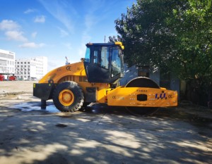 Rouleau vibratoire monocylindre de 22 tonnes, certifié CE XS223J, moteur diesel Weichai, pompe moteur 140 kW, roulement excellent pour la route - Product Image 2