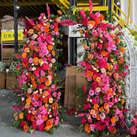 Arche florale rouge, rose et orange vibrante, arrangement de roses et de pivoines artificielles pour la décoration de mariage
