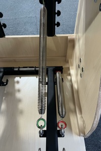 Silla de Pilates de madera de arce comercial con cojín cómodo y resortes de resistencia totalmente ajustables para estudios de fitness - Product Image 3
