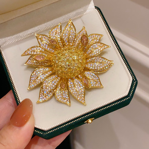 Broche de moda elegante y versátil de latón con circonitas, diseño de flor de girasol grande, estilo francés, artesanía de alta calidad, para niños y trajes - Product Image 1