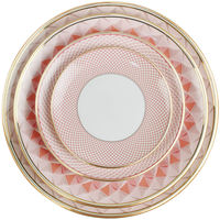 Service d'assiettes de luxe en porcelaine rose avec bord doré et motif géométrique triangulaire pour la décoration de table de mariage