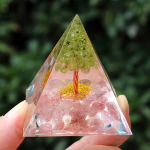 Pyramide en résine époxy avec pierres concassées de cristal de fraise, ornement de bureau et décoration d'intérieur - Product Image 1