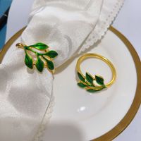 Anneau de serviette en forme de feuille d'orme dorée, idéal pour la décoration de table d'hôtel, de mariage, de fête, de dîner ou de Noël