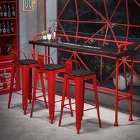 Tables et chaises en bois massif et métal de style industriel noir et rouge, très demandées pour les bars et salons de thé