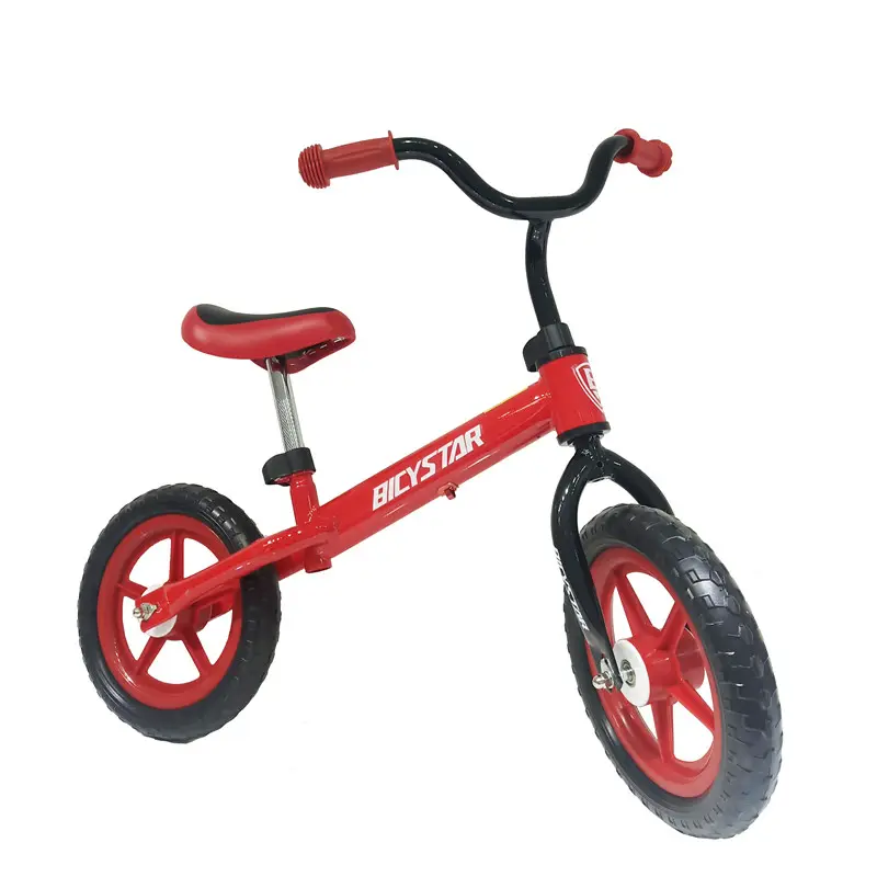 عجلة توازن للأطفال الصغار, دراجة توازن للأطفال الصغار أثناء ركوب الدراجة والمشي