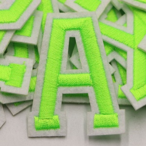 Patchs de lettres brodés 3D A-Z vert fluorescent pour vêtements, thermocollants pour T-shirt - Product Image 3