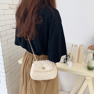 กระเป๋าสะพายไหล่ลายเพชรแบบโซ่ ขนาด 7 นิ้ว พร้อมตัวล็อค สำหรับผู้หญิง - Product Image 5