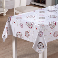 Nappe en PVC RNPT avec motifs floraux circulaires roses imprimés au laser, surface blanche et support en tissu pour la salle à manger