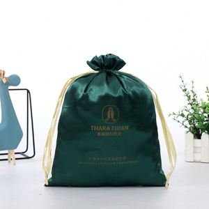 Sac à main en satin rouge anti-poussière avec cordon de serrage pour le rangement de masques pour les yeux, cartes de tarot, pièces de monnaie et clés - Product Image 2