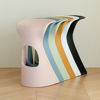 Tabouret de bar en plastique PP de style nordique, moderne et minimaliste, empilable, pour usage hôtelier