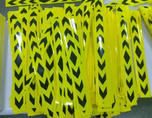 מדבקת רפלקטיבית בצורת חץ בצבעים צהוב-ירוק-שחור, פלורסנטית, פריזמטית, לסימון בטיחות משאיות, מתוצרת LU Factory, איחוד האמירויות הערביות - Product Image 1