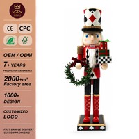 Soldat Casse-Noisette de Noël en Bois Massif Peint à la Main avec Motif Cartes à Jouer, Chapeau Haut de Forme Rouge et Noir, Barbe Blanche, Couronne, Boîte Cadeau