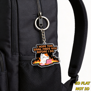 Portachiavi Divertente Gatto in Fiamme - Spero che Questo Email ti Trovi Prima che lo Faccio - Ciondolo in Acrilico con Laptop Rosa - Accessorio Umoristico - Product Image 3