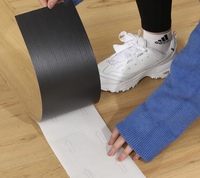 Dalles de sol en vinyle auto-adhésives texturées effet bois Auxua, largeur 11,8 po, rouleau complet de 118 po, pour tout espace