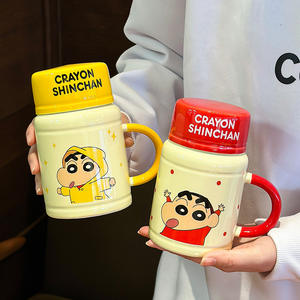 Taza de cerámica Crayon Shinchan con tapa y asa, diseño de dibujos animados en verde, amarillo y rojo, para uso en la oficina y como regalo. - Product Image 3