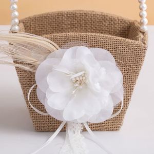 ตะกร้าถืองานแต่งงานสไตล์เรียบง่ายประดับดอกไม้ ผ้ากระสอบป่าน พร้อมไข่มุก - Product Image 4