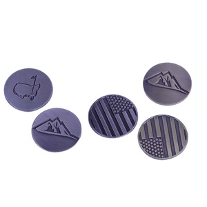Vendita all'ingrosso di marcatori per palline da <span class=keywords><strong>golf</strong></span> personalizzati in lega di zinco da 25 mm con logo in rilievo per attrezzi da divot e clip per cappello - Product Image 1