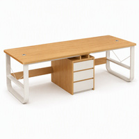 Bureau d'ordinateur extra long pour deux personnes avec double passe-câbles, armoires de rangement et étagères ouvertes pour bureau à domicile