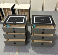 Mesita de Noche Inteligente Moderna de Madera y Cuero Europea con Carga Inalámbrica, Altavoz, Cerradura con Huella Dactilar e Iluminación LED para Dormitorio