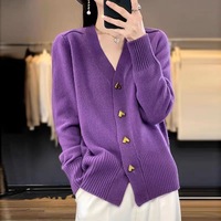Cardigan tricoté de couleur unie de nouveau design pour les femmes portant un pull ample de style simple à manches longues