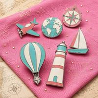 Broches en métal rose en gros de Chine, épingles personnalisées pour femmes, broches de voyage en émail dur en forme d'avion, de phare et de dessin animé