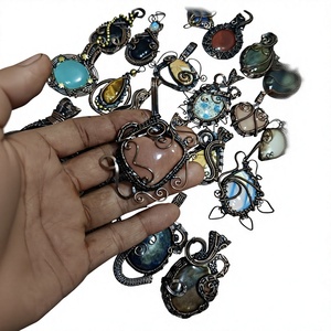 Collier pendentif en aventurine rose enveloppé de fil de cuivre fait à la main, bijoux de style bohème, vente en gros - Product Image 1