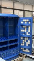 Armoire à vin contemporaine à motif damier bleu avec étagères en verre, porte-bouteilles et rangement à tiroirs