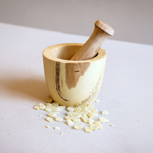 Pilon de mortier en bois classique avec artisanat artisanal et texture chaude idéal pour les techniques culinaires du vieux monde et l'affichage - Product Image 1